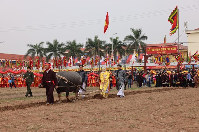 Tái hiện hình ảnh vua đi cày thể hiện tinh thần khuyến khích lao động - Ảnh 3.