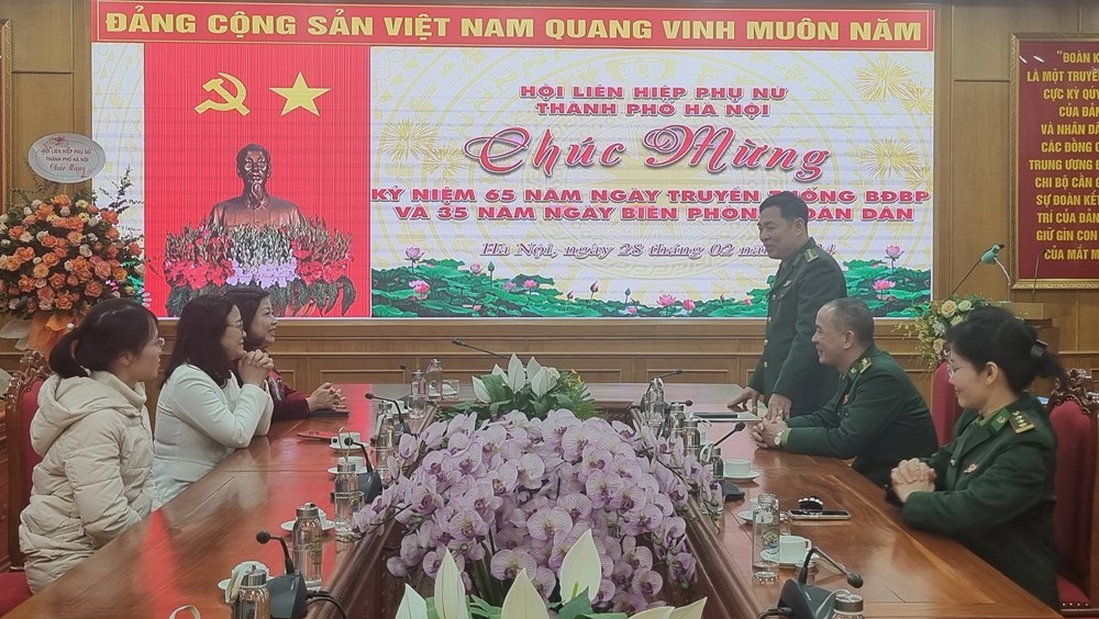 Lãnh đạo Hội LHPN Hà Nội chúc mừng Bộ Tư lệnh Bộ đội biên phòng Việt Nam - ảnh 2