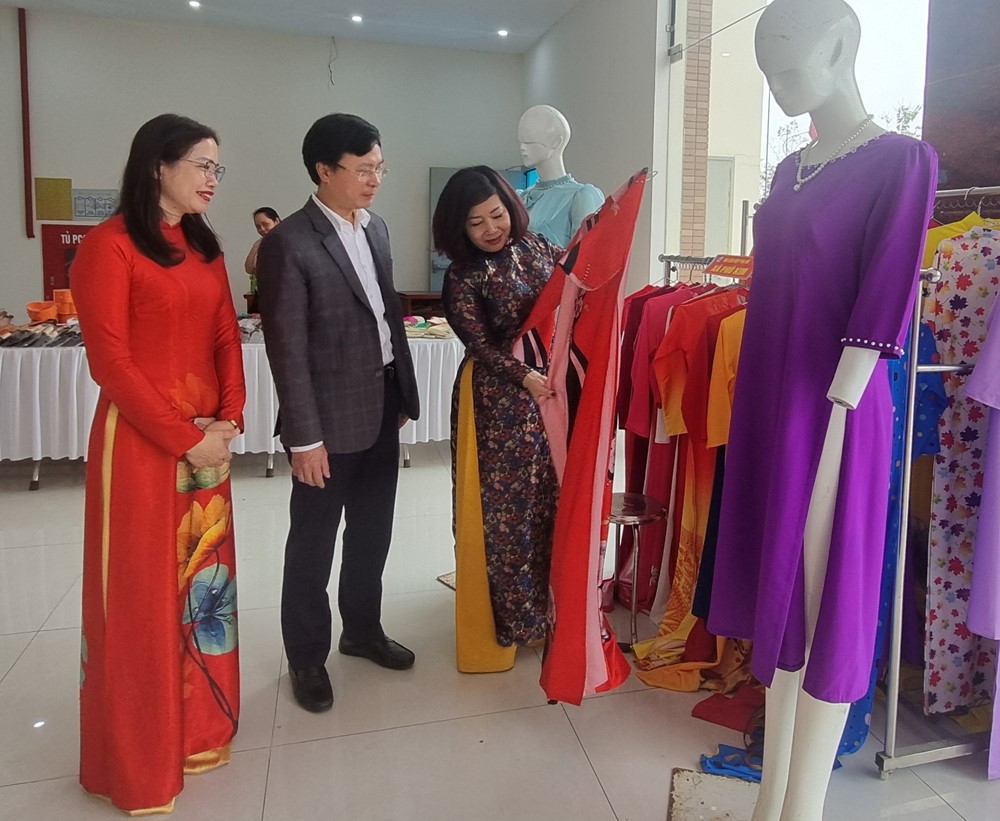 Phụ nữ Thạch Thất tích cực trong mọi phong trào thi đua - ảnh 8
