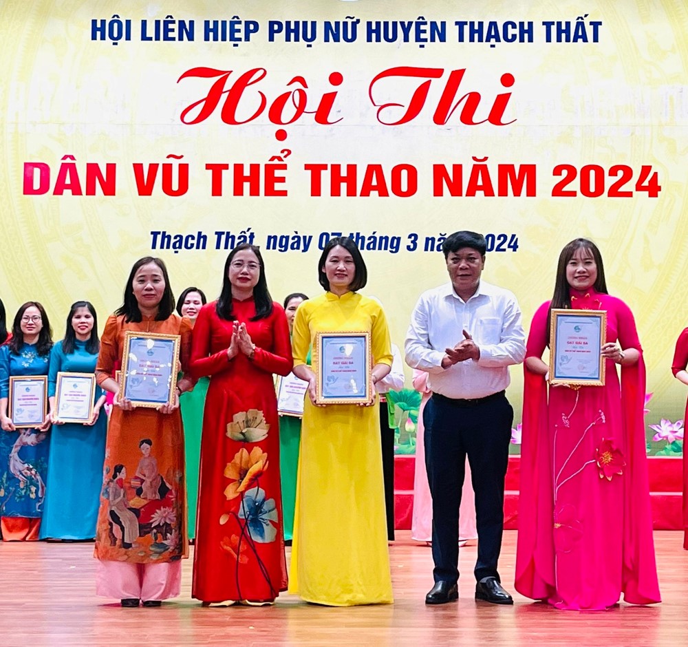 Phụ nữ Thạch Thất tích cực trong mọi phong trào thi đua - ảnh 4