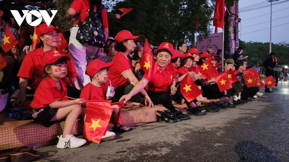 Người dân háo hức xem lễ diễu binh diễu hành Kỷ niệm 70 năm Chiến thắng Điện Biên Phủ - ảnh 2