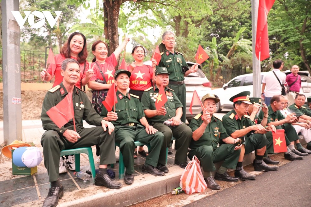 Người dân háo hức xem lễ diễu binh diễu hành Kỷ niệm 70 năm Chiến thắng Điện Biên Phủ - ảnh 3