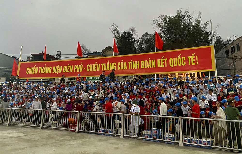 Người dân háo hức xem lễ diễu binh diễu hành Kỷ niệm 70 năm Chiến thắng Điện Biên Phủ - ảnh 1