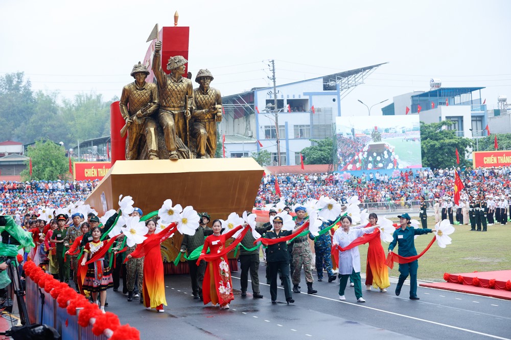 Dịp kỷ niệm 70 năm chiến thắng Điện Biên Phủ tỉnh Điện Biên đón hơn 370.000 lượt khách du lịch - ảnh 1