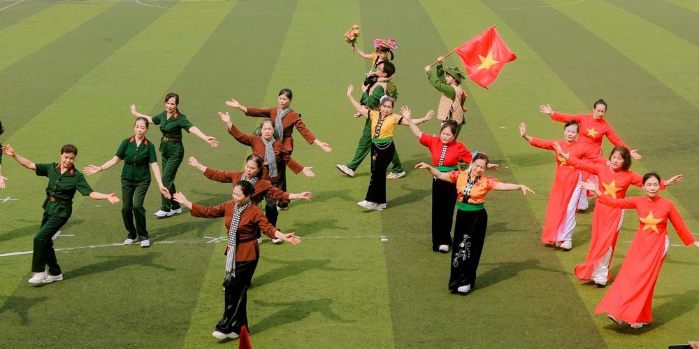   Liên hoan các đội dân vũ, khiêu vũ thể thao chào mừng kỷ niệm 70 năm ngày Giải phóng Thủ đô - ảnh 12