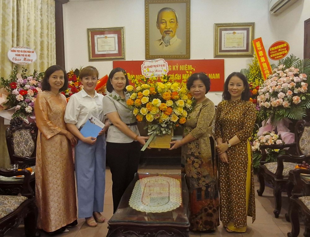 Lãnh đạo Hội LHPN Hà Nội đi thăm, chúc mừng nhân kỷ niệm 99 năm ngày Báo chí cách mạng Việt Nam - ảnh 3