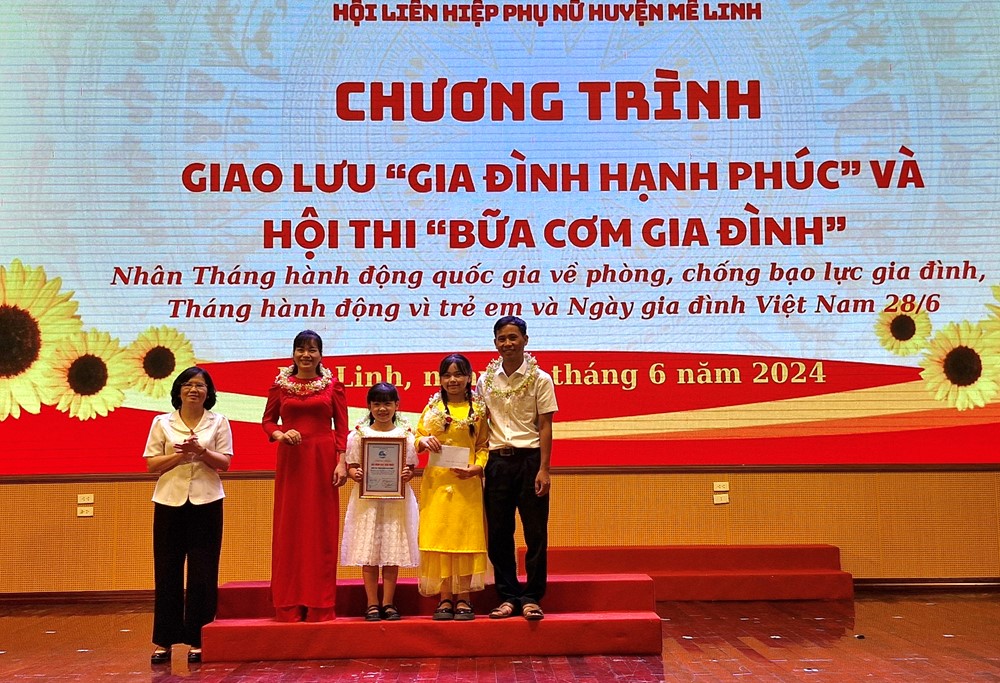 Hội LHPN Huyện Mê Linh: Giao lưu “Gia đình hạnh phúc”, trổ tài với “Bữa cơm gia đình”  - ảnh 2