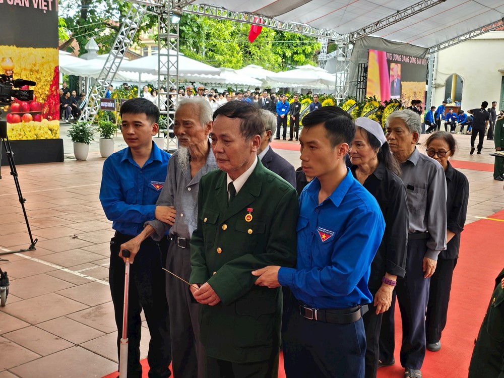 Thanh niên tình nguyện Thủ đô tham gia phục vụ Lễ Quốc tang  - ảnh 2