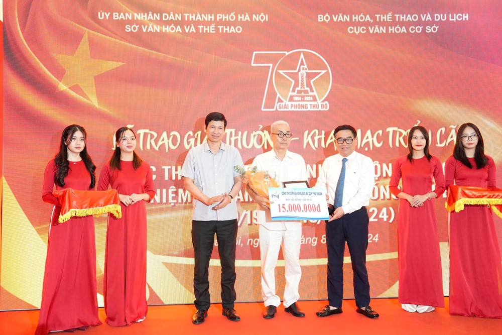 Khai mạc triển lãm sáng tác tranh cổ động và logo kỷ niệm 70 năm Ngày Giải phóng Thủ đô - ảnh 1