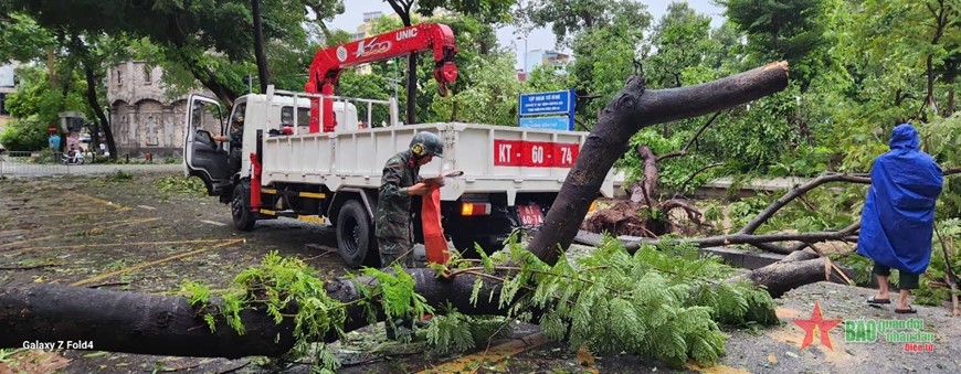 Quân đội khẩn trương khắc phục hậu quả bão số 3 tại Hà Nội - ảnh 2