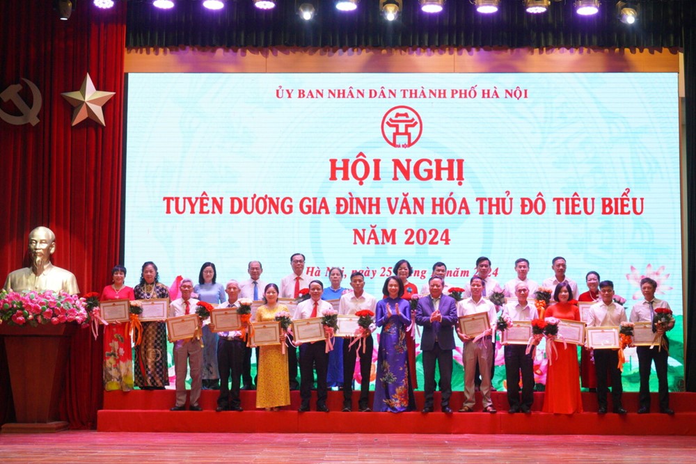 Tuyên dương 87 Gia đình văn hóa Thủ đô tiêu biểu năm 2024 - ảnh 1