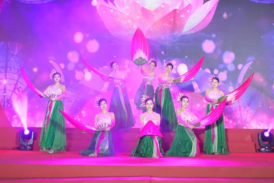 Biểu diễn nghệ thuật kỷ niệm 95 năm Ngày thành lập Đảng bộ thành phố Hà Nội - ảnh 1