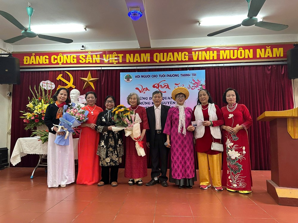 Câu lạc bộ Thơ ca Vạn Xuân ra mắt tập thơ mừng Đảng, mừng Xuân - ảnh 1
