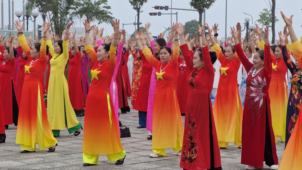 “Duyên dáng áo dài Thường Tín năm 2025” lan tỏa tình yêu đối với áo dài dân tộc - ảnh 8