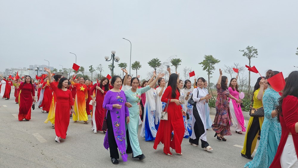 “Duyên dáng áo dài Thường Tín năm 2025” lan tỏa tình yêu đối với áo dài dân tộc - ảnh 7