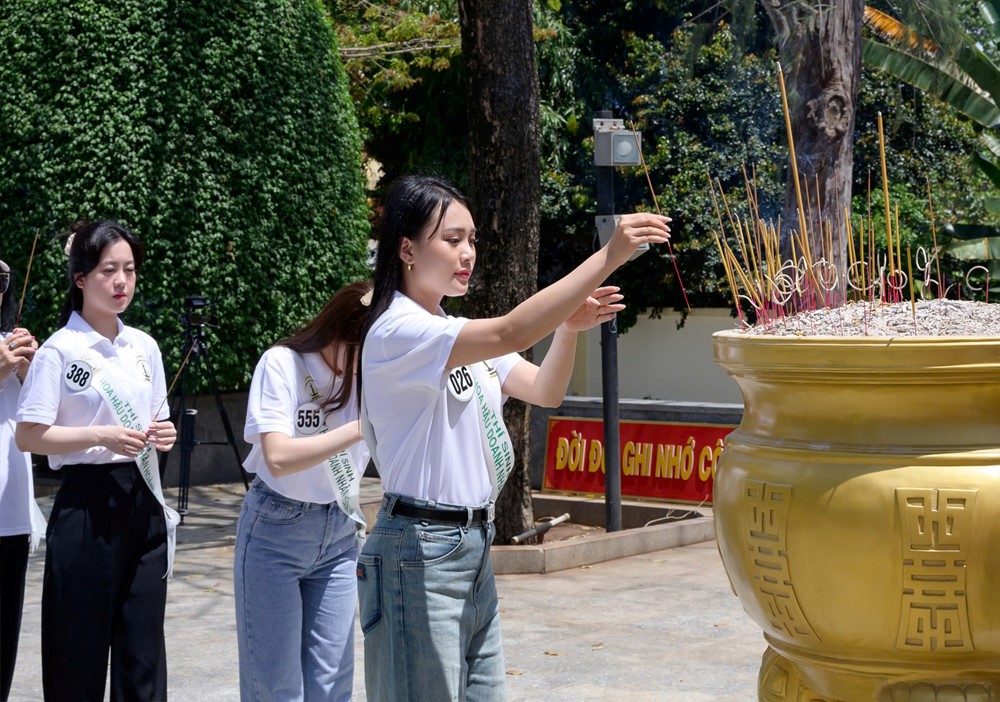 Hoa hậu Doanh nhân Hoàn vũ Việt Nam 2025 dâng hương tri ân nữ anh hùng Võ Thị Sáu  - ảnh 3