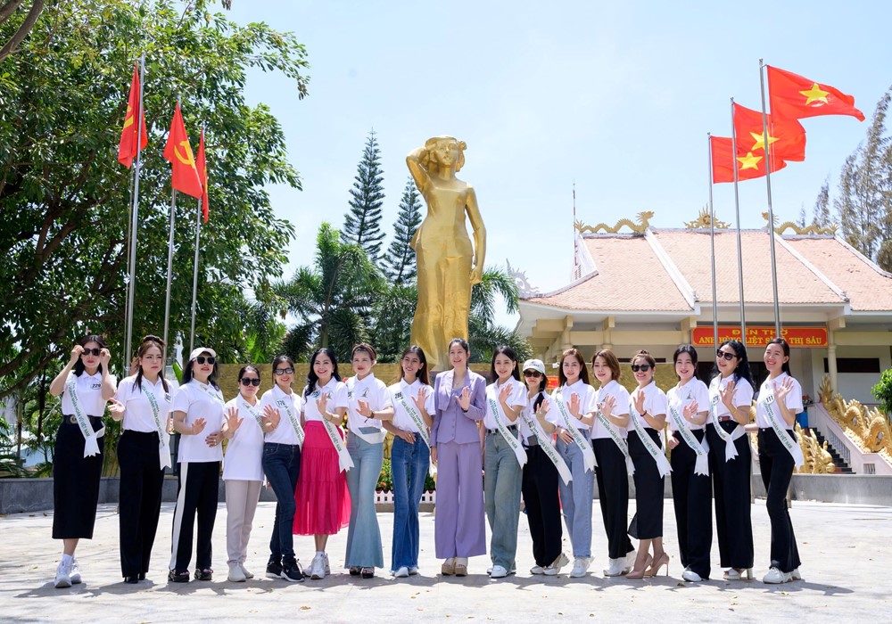 Hoa hậu Doanh nhân Hoàn vũ Việt Nam 2025 dâng hương tri ân nữ anh hùng Võ Thị Sáu  - ảnh 6