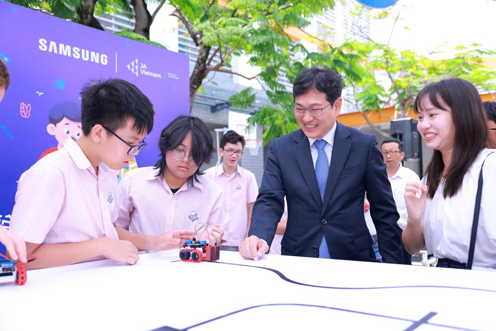 Phát động cuộc thi Solve for Tomorrow năm 2025  - ảnh 2