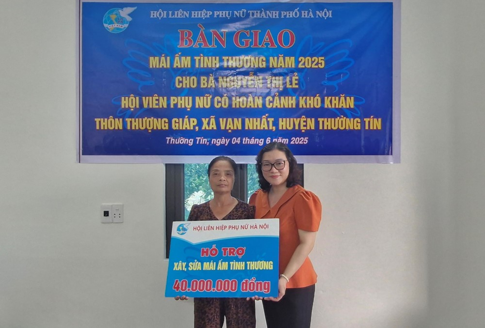 Trao kinh phí hỗ trợ xây sửa “Mái ấm tình thương” cho gia đình hội viên phụ nữ có hoàn cảnh khó khăn - ảnh 2