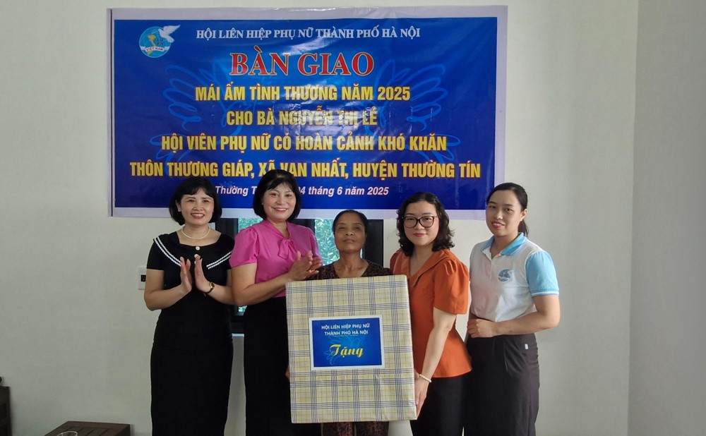 Trao kinh phí hỗ trợ xây sửa “Mái ấm tình thương” cho gia đình hội viên phụ nữ có hoàn cảnh khó khăn - ảnh 3