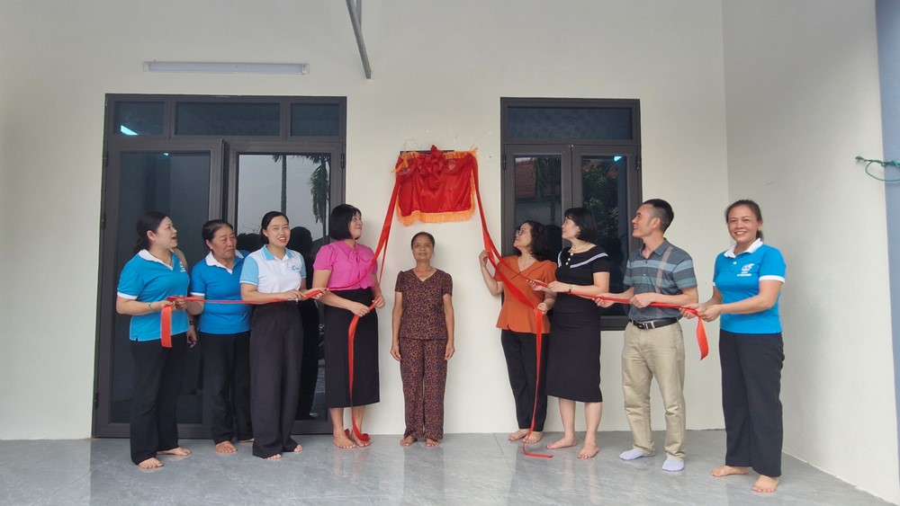 Trao kinh phí hỗ trợ xây sửa “Mái ấm tình thương” cho gia đình hội viên phụ nữ có hoàn cảnh khó khăn - ảnh 1