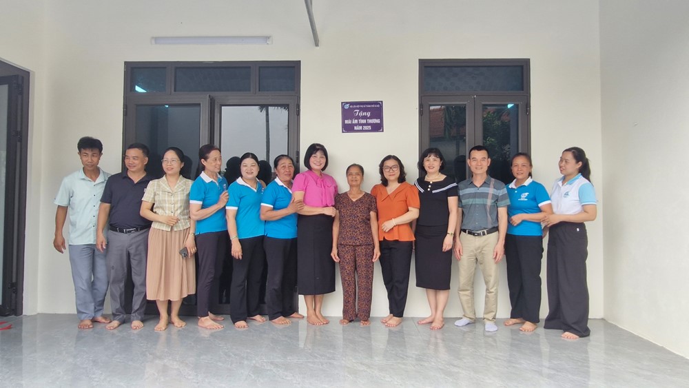Trao kinh phí hỗ trợ xây sửa “Mái ấm tình thương” cho gia đình hội viên phụ nữ có hoàn cảnh khó khăn - ảnh 5