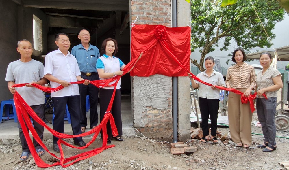 Hội LHPN Hà Nội trao kinh phí hỗ trợ xây dựng Mái ấm tình thương  - ảnh 1