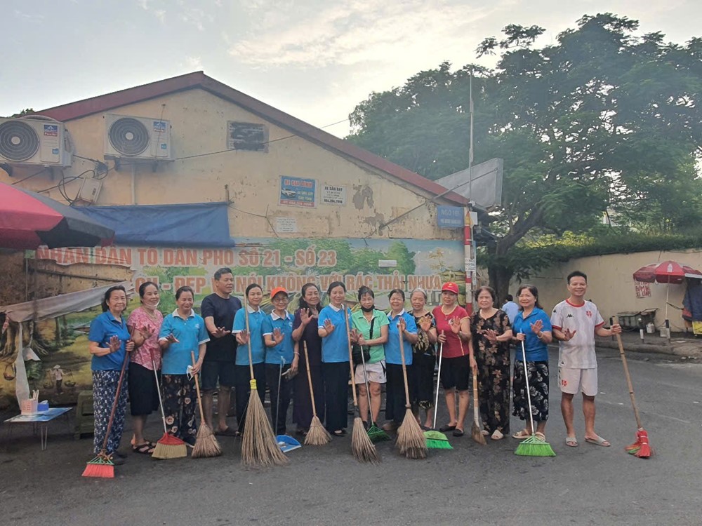 Hội LHPN phường Nghĩa Đô (mới) đồng loạt ra quân tổng vệ sinh môi trường - ảnh 10