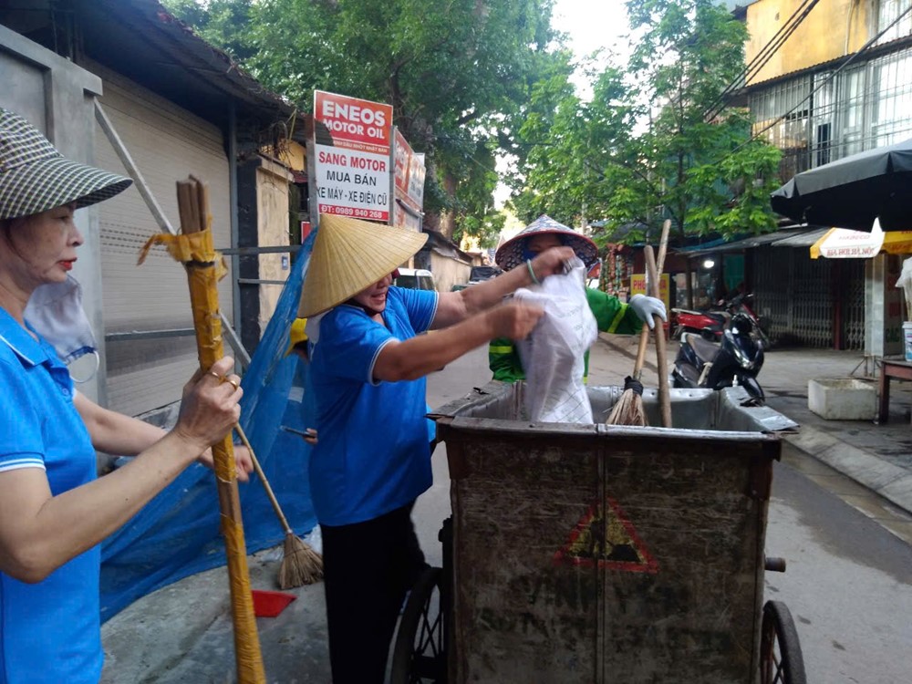 Hội LHPN phường Nghĩa Đô (mới) đồng loạt ra quân tổng vệ sinh môi trường - ảnh 8