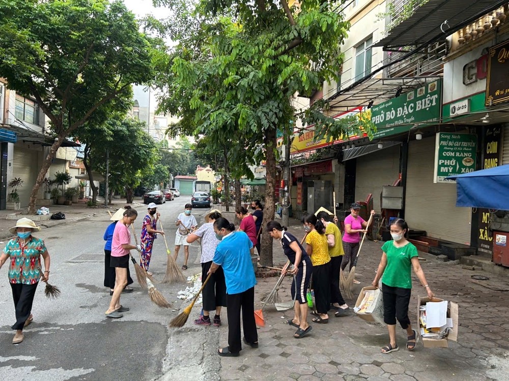 Hội LHPN phường Nghĩa Đô (mới) đồng loạt ra quân tổng vệ sinh môi trường - ảnh 2