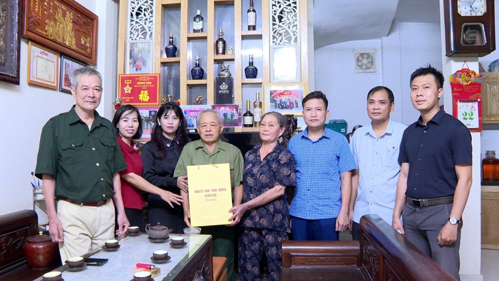 MTTQ xã Hoài Đức thăm hỏi, tặng quà người có công tiêu biểu - ảnh 1