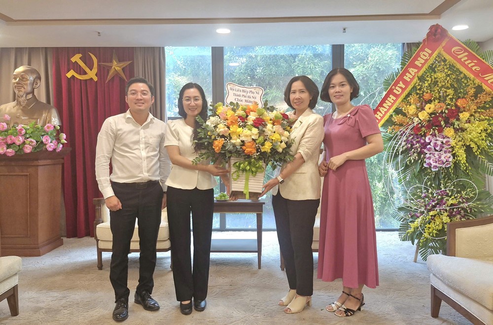 Lãnh đạo Hội LHPN Hà Nội chúc mừng Ban Tuyên giáo và Dân vận Thành uỷ Hà Nội - ảnh 1
