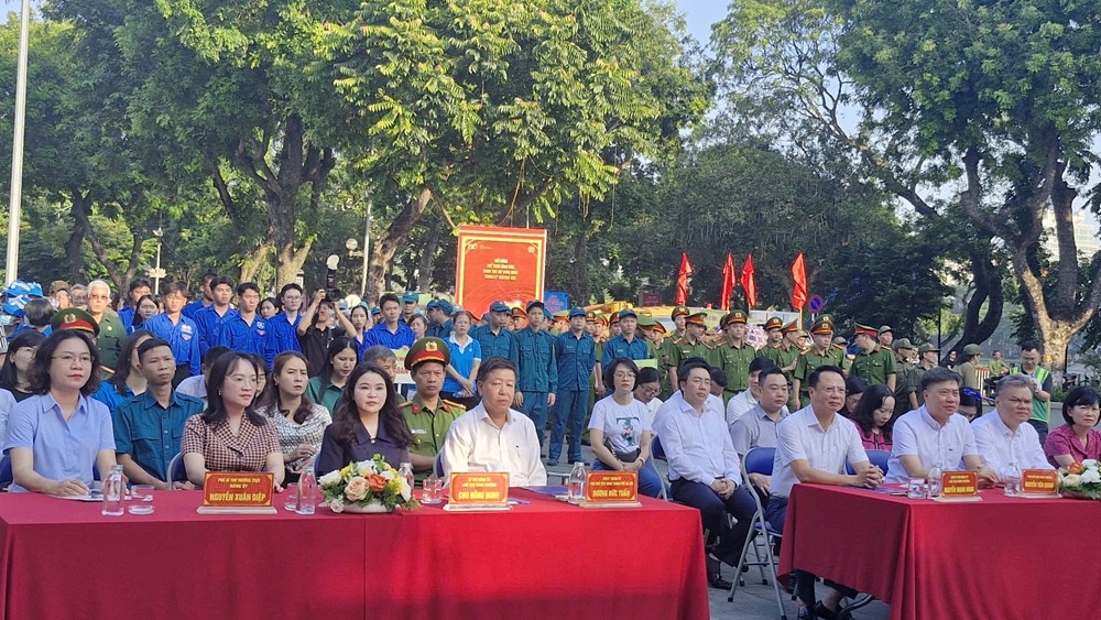 Phường Hai Bà Trưng tổ chức ra quân tổng vệ sinh môi trường  - ảnh 1