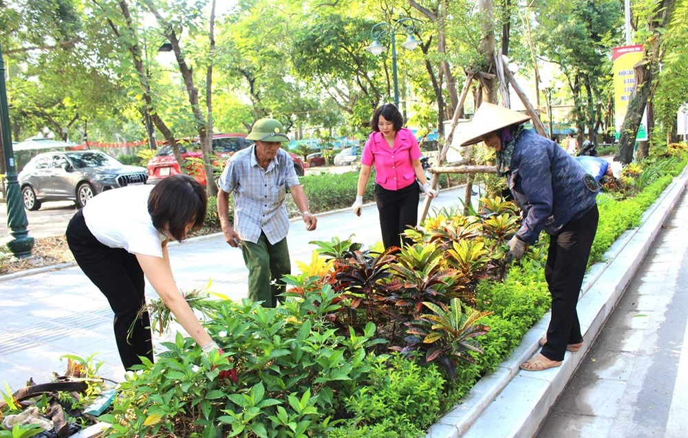 Ủy ban MTTQ Việt Nam phường Bạch Mai hưởng ứng chương trình ra quân tổng vệ sinh môi trường  - ảnh 3