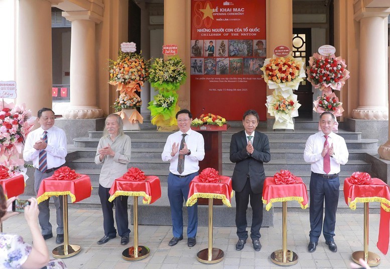 Triển lãm chuyên đề “Những người con của Tổ quốc” tại Hà Nội - ảnh 1