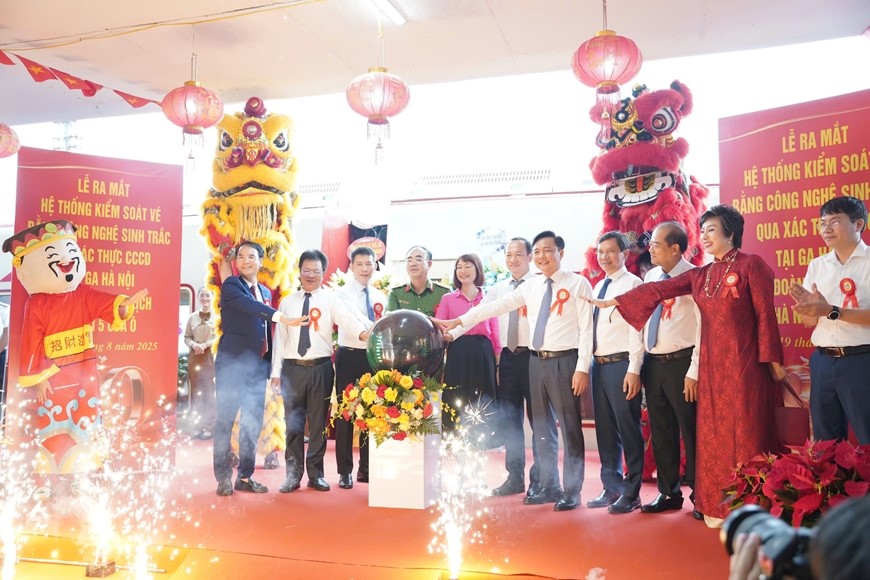 Ra mắt Đoàn tàu du lịch 5 Cửa Ô và Hệ thống kiểm soát vé công nghệ sinh trắc học - ảnh 1