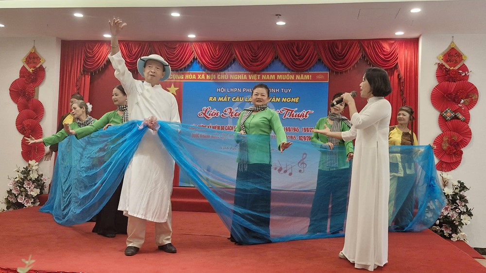  Ra mắt Câu lạc bộ Văn nghệ - Hội Liên hiệp Phụ nữ phường Vĩnh Tuy  - ảnh 4