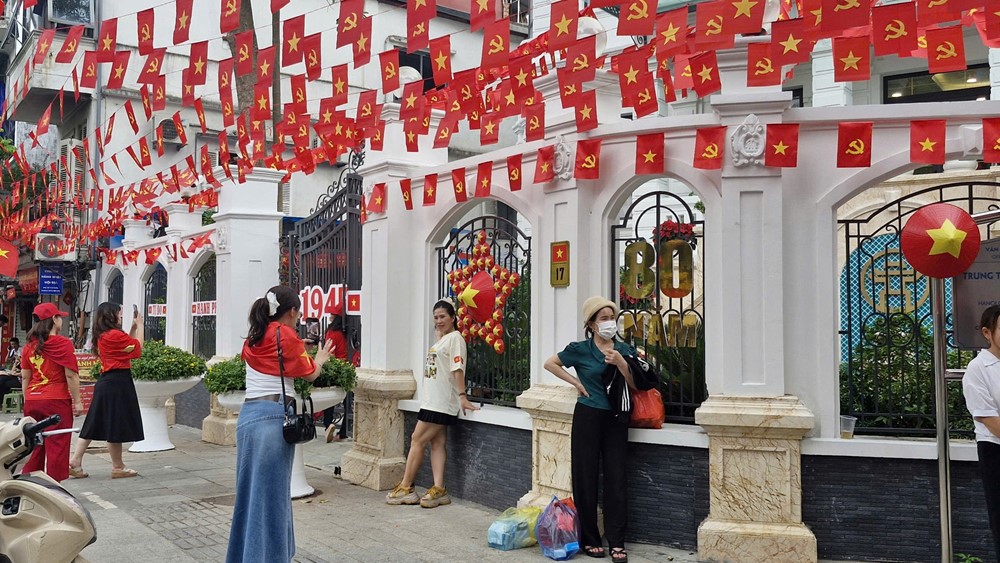 Người dân háo hức đi xem buổi tổng hợp luyện diễu binh, diễu hành tối nay (21/8) - ảnh 7