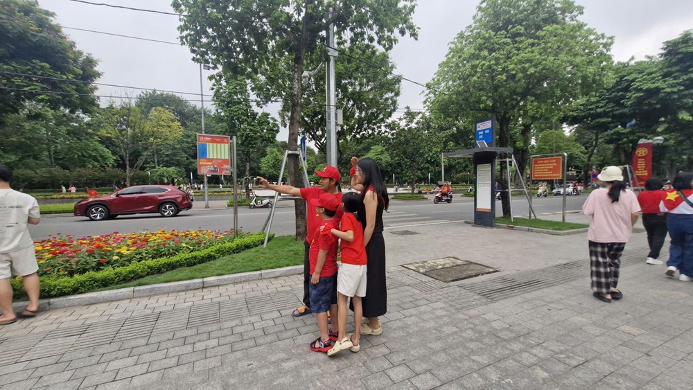 Người dân háo hức đi xem buổi tổng hợp luyện diễu binh, diễu hành tối nay (21/8) - ảnh 8