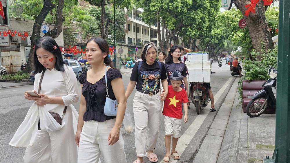 Người dân háo hức đi xem buổi tổng hợp luyện diễu binh, diễu hành tối nay (21/8) - ảnh 4