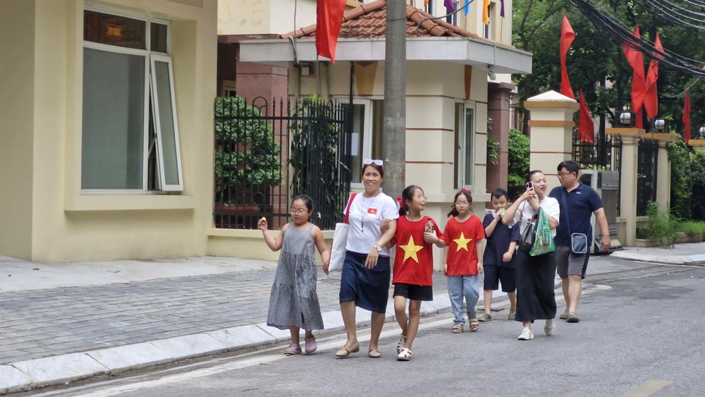 Người dân háo hức đi xem buổi tổng hợp luyện diễu binh, diễu hành tối nay (21/8) - ảnh 2