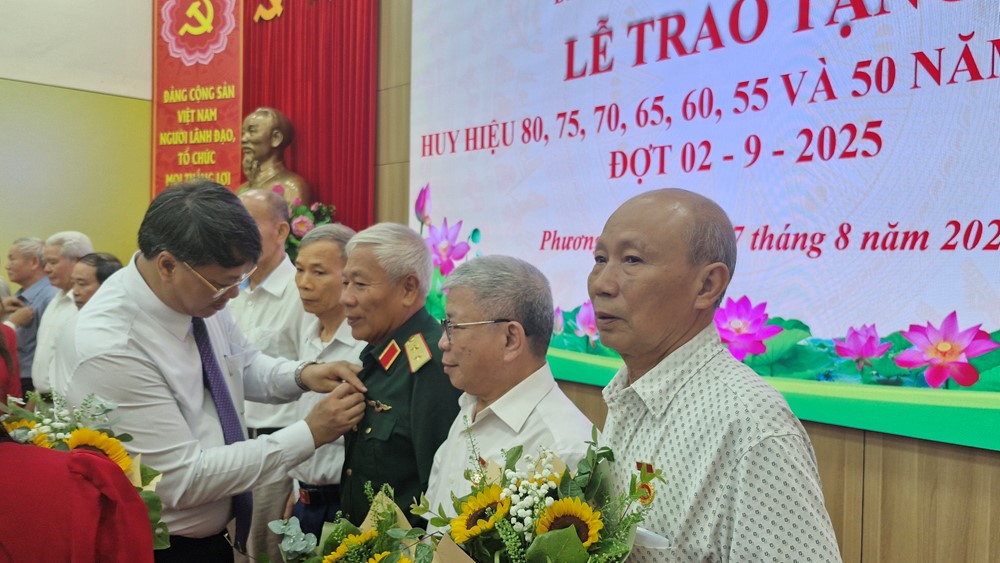 245 đảng viên phường Phương Liệt nhận Huy hiệu Đảng đợt 2/9 - ảnh 4