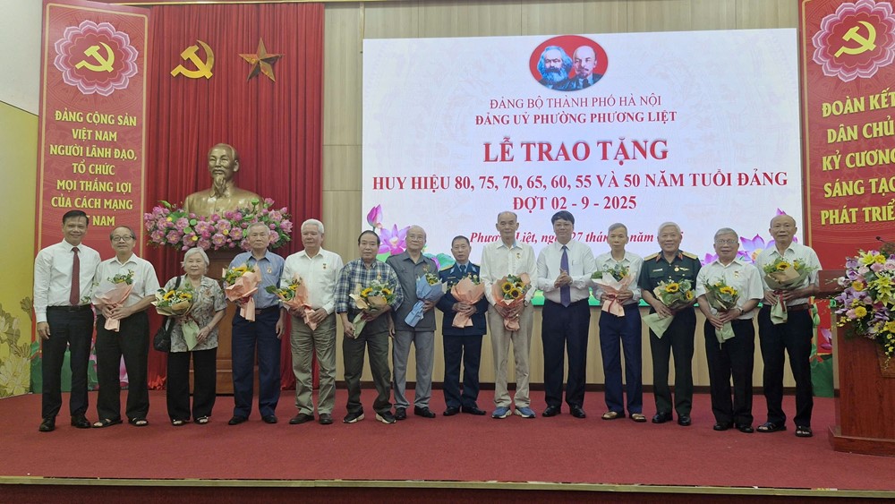 245 đảng viên phường Phương Liệt nhận Huy hiệu Đảng đợt 2/9 - ảnh 7