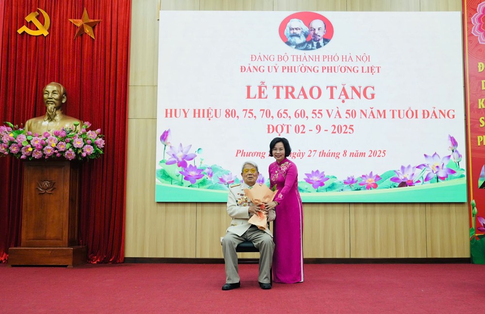 245 đảng viên phường Phương Liệt nhận Huy hiệu Đảng đợt 2/9 - ảnh 1