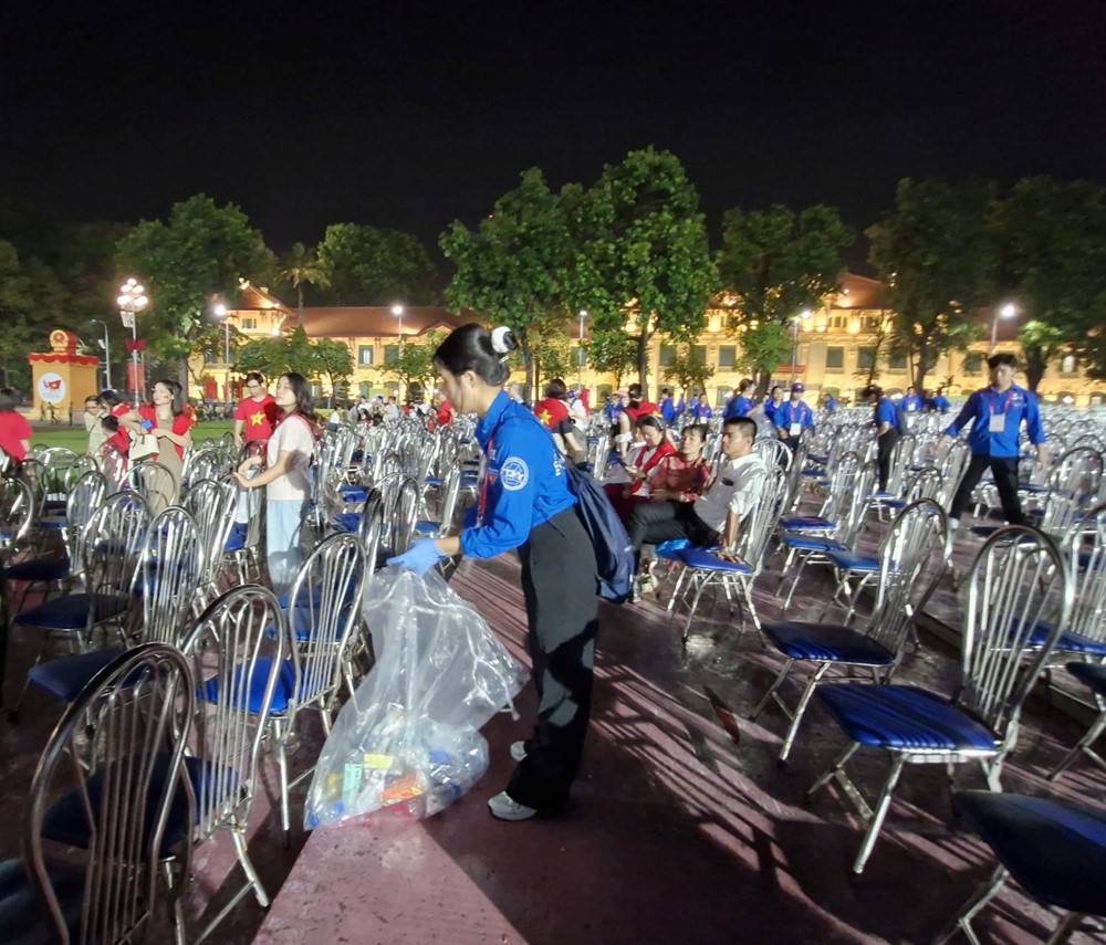 Nhân dân phấn khởi xem buổi sơ duyệt diễu binh, diễu hành tại Quảng Trường Ba Đình  - ảnh 10