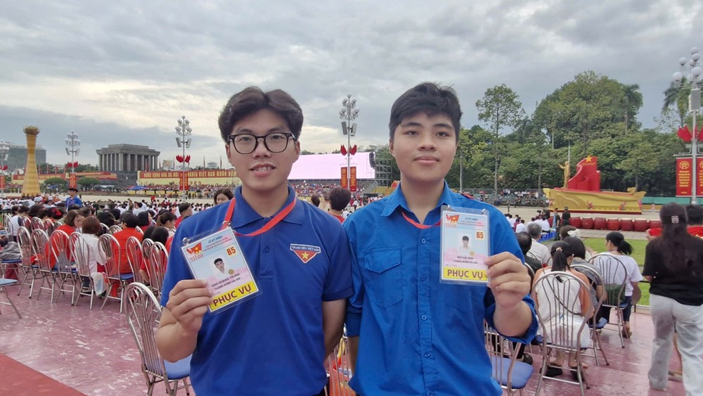 Nhân dân phấn khởi xem buổi sơ duyệt diễu binh, diễu hành tại Quảng Trường Ba Đình  - ảnh 9