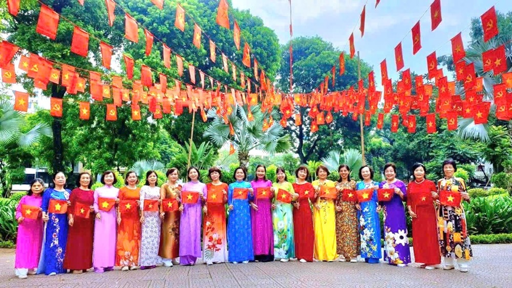 Phụ nữ phường Hai Bà Trưng đồng diễn dân vũ chào mừng Quốc khánh 2/9 - ảnh 2