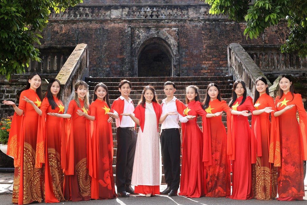 Áo dài truyền thống đồng hành cùng MV “Đất Nước Trọn Niềm Vui”   - ảnh 3