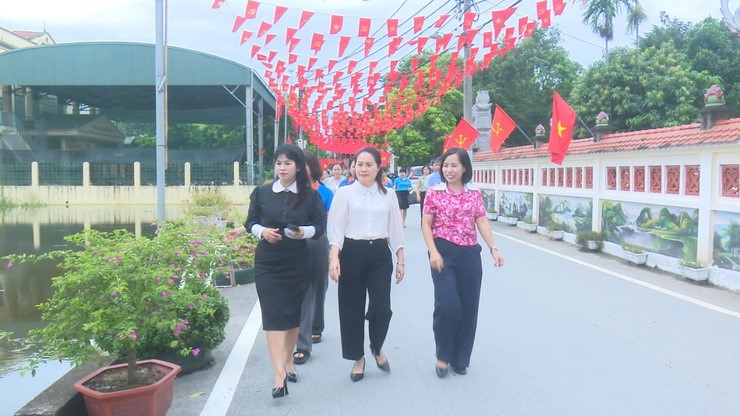 Hội LHPN xã Hoài Đức khánh thành công trình “Đoạn đường nở hoa bích hoạ”.  - ảnh 2