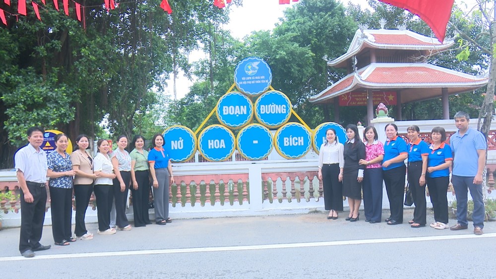 Hội LHPN xã Hoài Đức khánh thành công trình “Đoạn đường nở hoa bích hoạ”.  - ảnh 1
